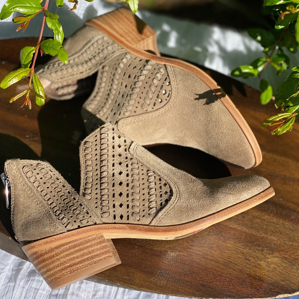 Vince Camutođđbooties womenâs sz 4 - Picture 1 of 7